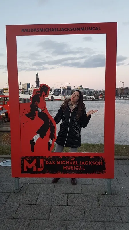 Vicky mit einer Begleiterin in einem roten Fotorahmen zu „MJ – Das Michael Jackson Musical“