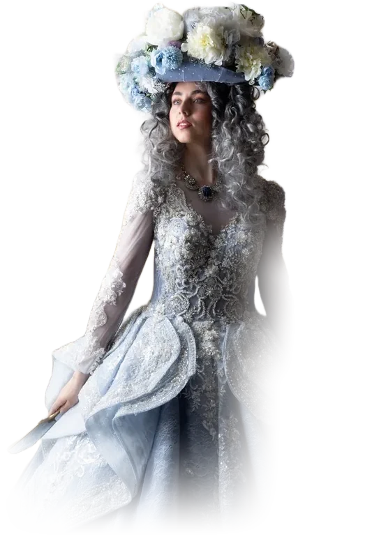 Victoria Stoll im hellblauen Barockkleid mit Blumenkrone und Fächer