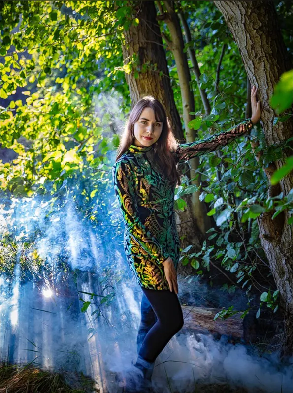 Vicky im Paillettenkleid zwischen Bäumen, Lichtstrahlen im Nebel