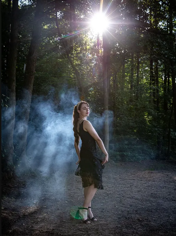 Vicky im schwarzen Kleid auf einem Waldweg, Gegenlicht und Nebel